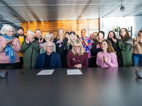 Hópur af fólki við undirritun í Ráðhúsinu