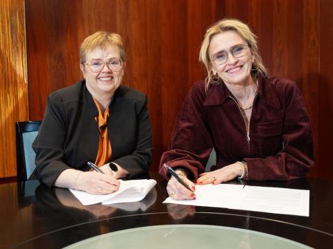 Silja Bára Ómarsdóttir, President of the University of Iceland, and Mayor Heiða Björg Hilmisdóttir sign the partnership agreement for the Höfði Peace Center. 