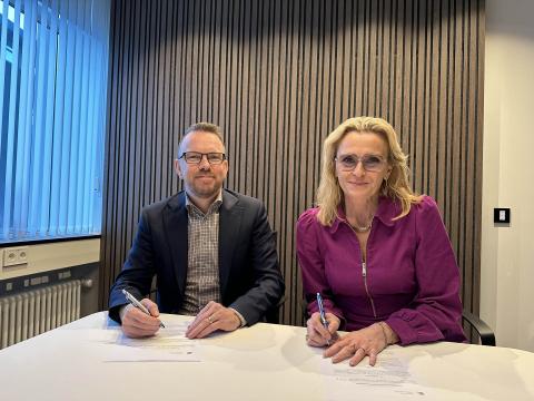 Ragnar Þór Ingólfsson, minister of social affairs and housing, and Mayor Heiða Björg Hilmisdóttir sign the agreement.