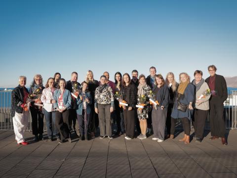 Group photo of recipients on a balcony who received the Welfare Council grant from the Municipal Treasury. The photo also shows representatives from the Welfare Council and the Director of the Welfare Council. 