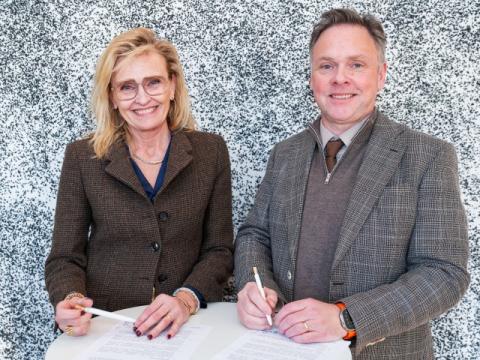 Mayor Heiða Björg Hilmisdóttir and Jón Björn Hákonarson, chair of the Icelandic Association of Local Authorities, at the signing of the agreement