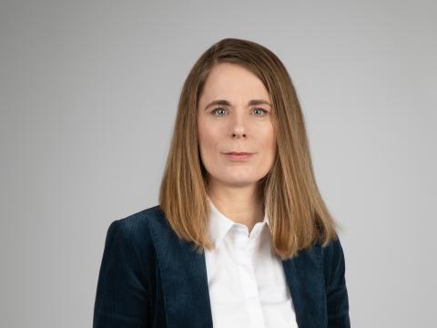 Ingunn Ólafsdóttir, innri endurskoðandi Reykjavíkurborgar. Portrettmynd, grár bakgrunnur.