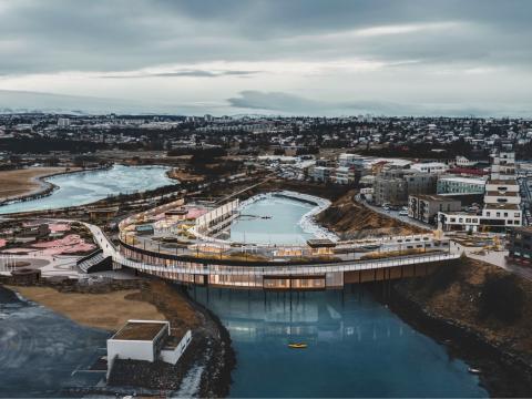 Teiknuð mynd af Skólabrú sem liggur yfir síki.