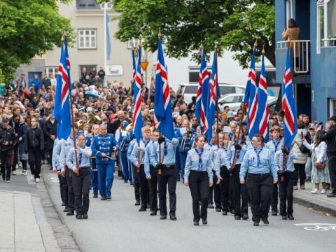 Skrúðganga á leið í Hólavallakirkjugarð