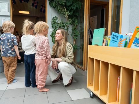 Hildur Björnsdóttir borgarstjóri hittir börn á leikskólanum Hofi.