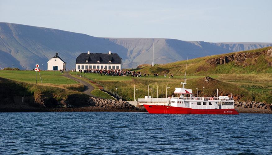 Höfnin í Viðey og Viðeyjarstofa í bakgrunni