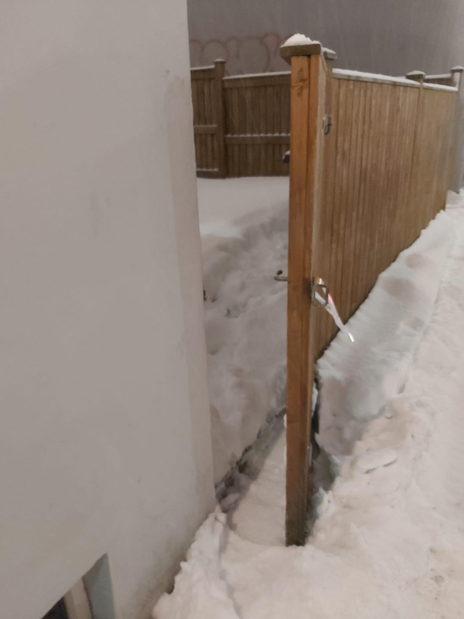 Grindverk í snjóskafli.