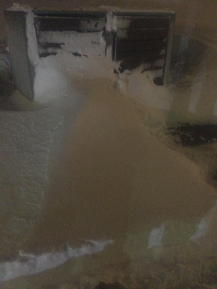 Aðkoma að ruslageymslu í snjó