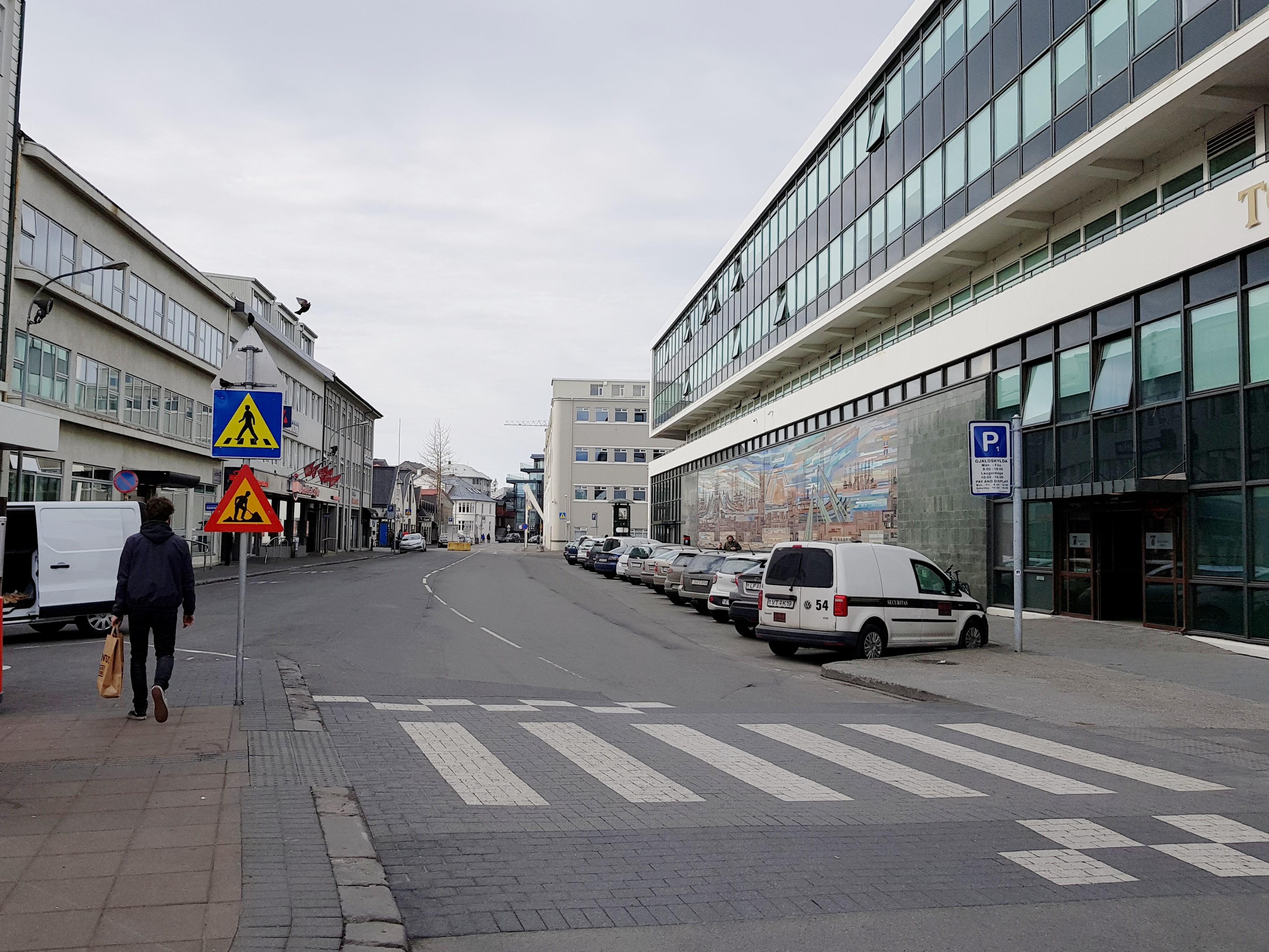 Bílum lagt við Tollhúsið í Tryggvagötu fyrir framkvæmdir.