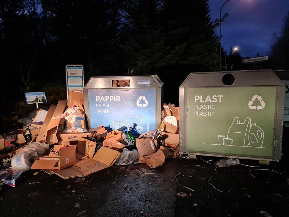 Papparusl við Grenndarstöð við Ferjubakka.