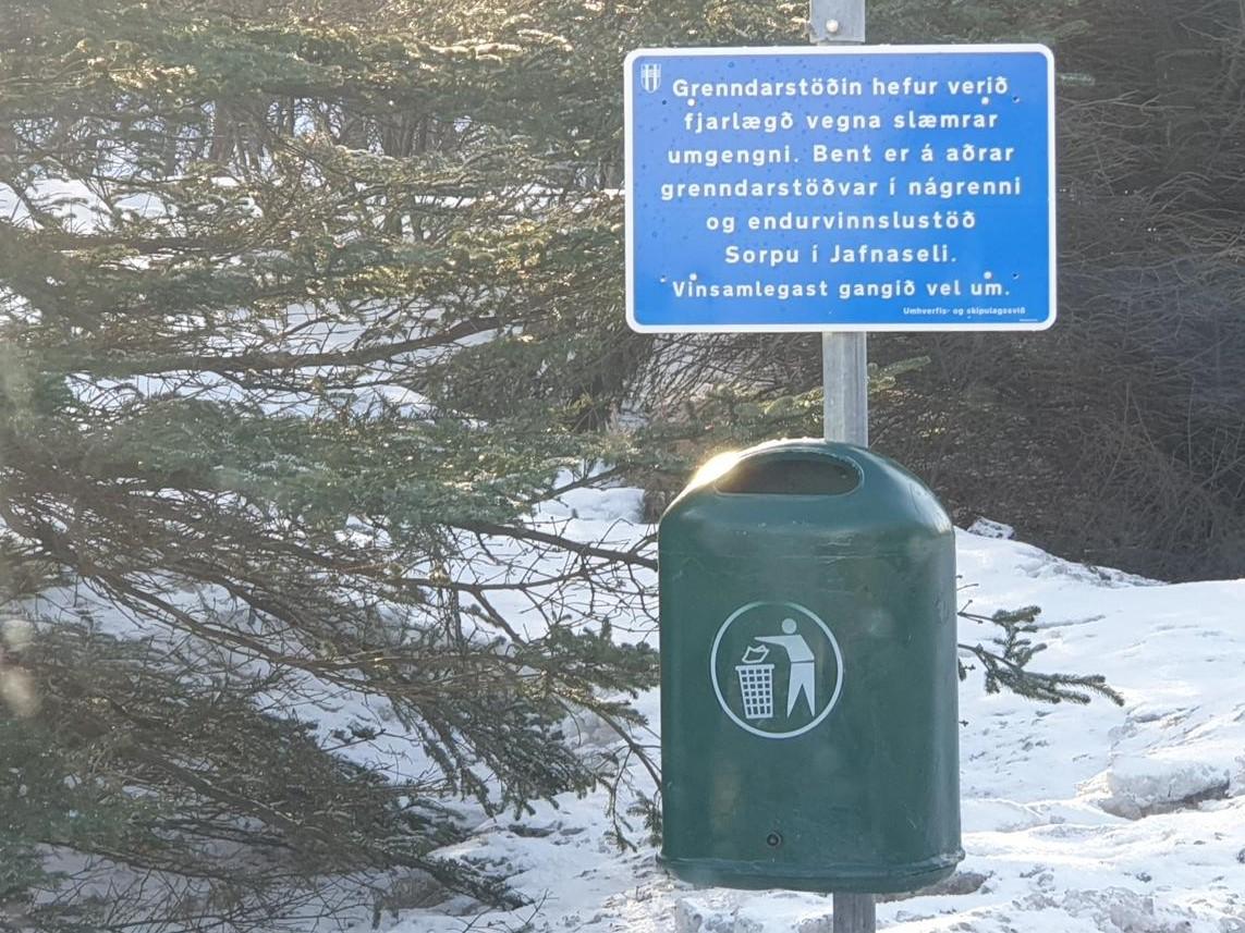 Skilti við grenndarstöð við Ferjubakka.