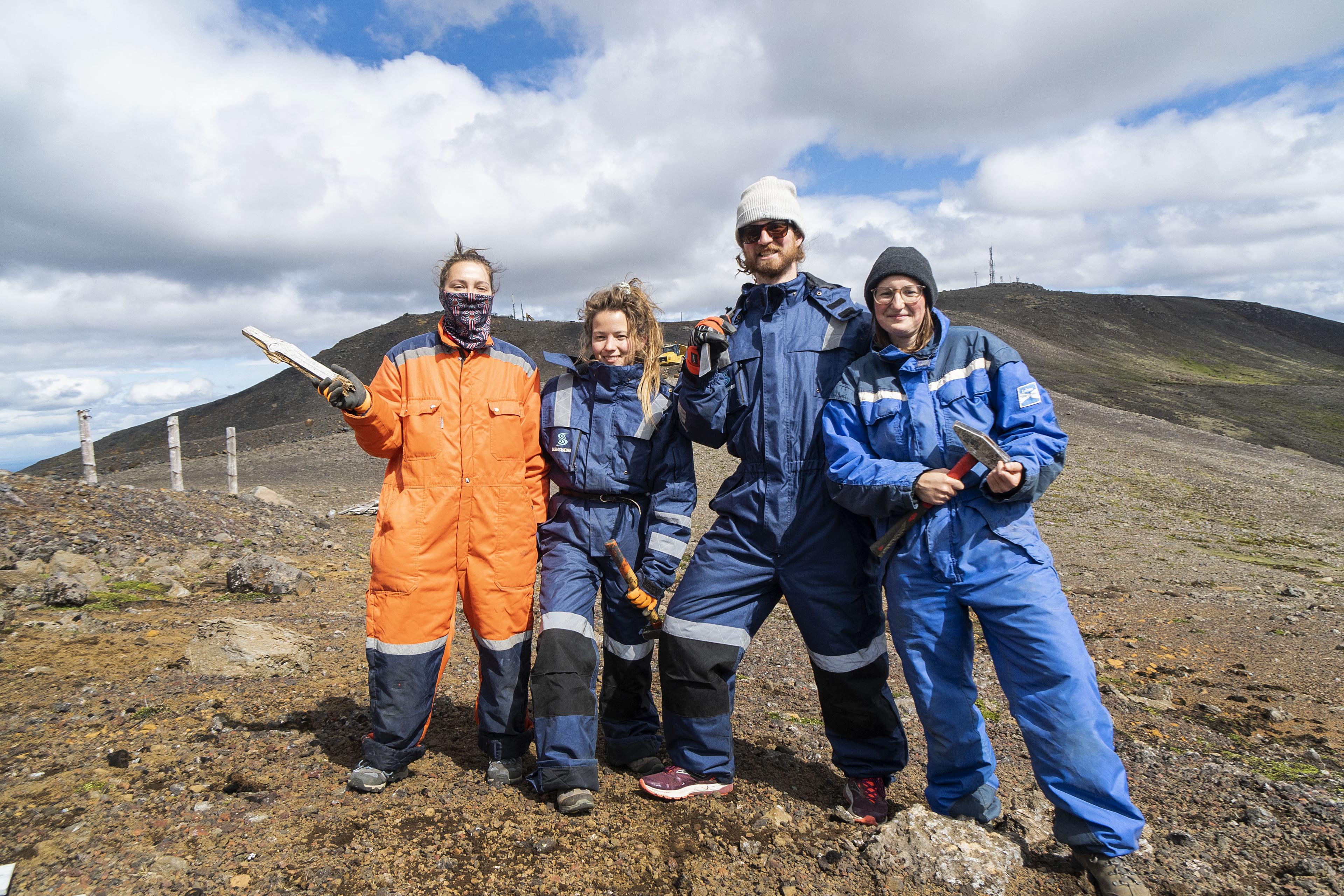 Sjálfboðaliðar frá Seeds eru við hreinsunarstörf í fjallinu. Ivana frá Slóvakíu, Mileni frá Frakklandi, Nuno frá Portúgal og Svenja frá Þýskalandi.
