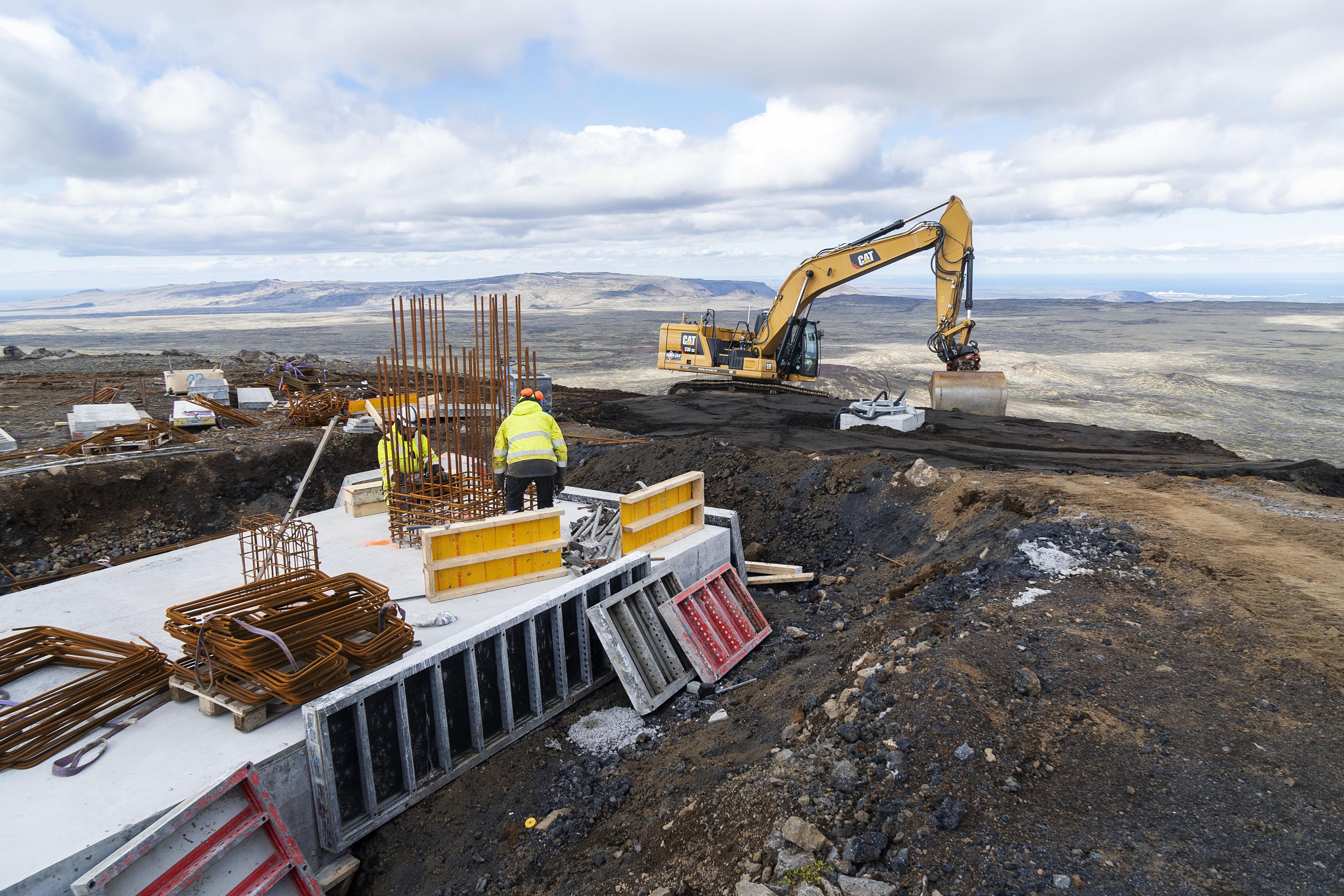 Hér er unnið að nýrri lendingarstöð fyrir Gosann