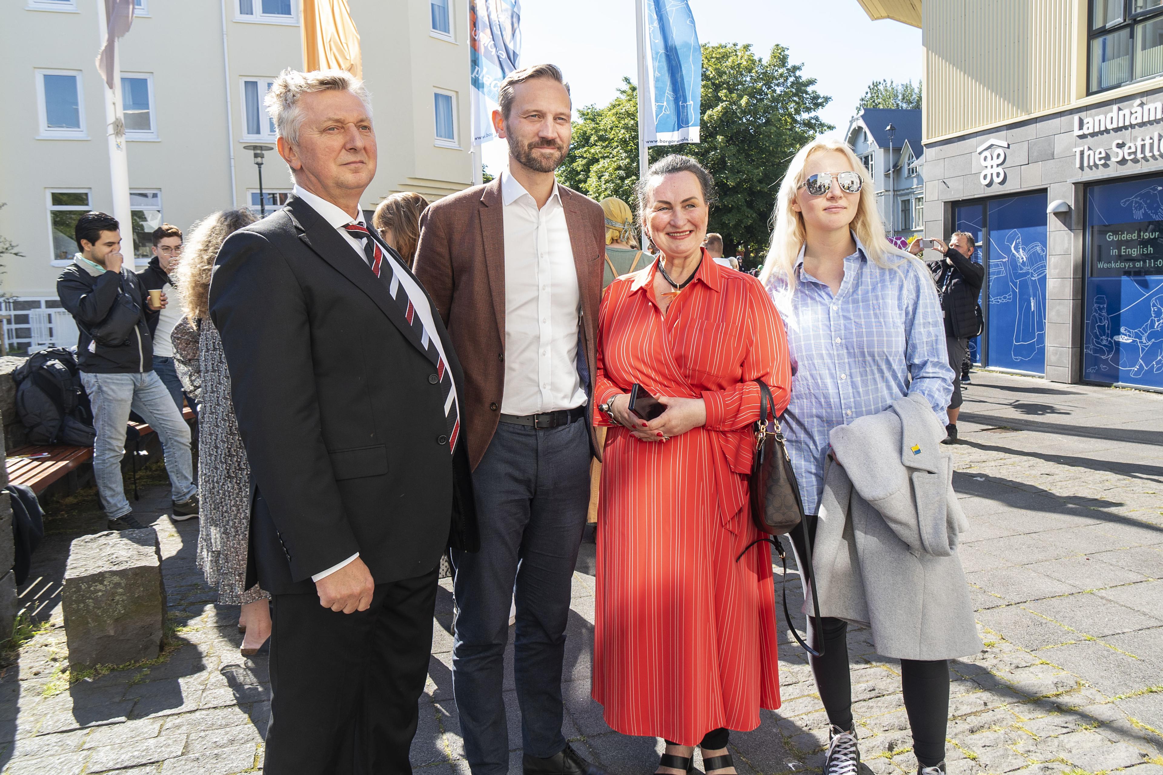 Einar Þorsteinsson, starfandi borgarstjóri, ásamt fulltrúum Support for Ukraine sem verða gesti Menningarnætur í ár.