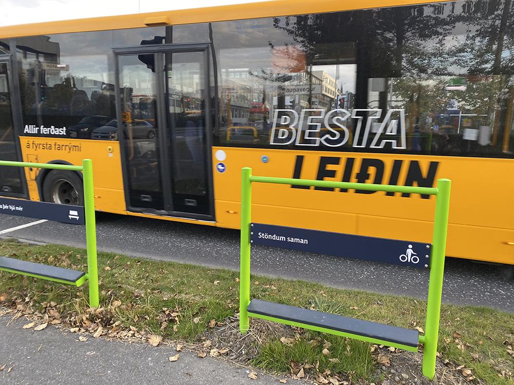 Tvær hjólatyllur við gatnamót.