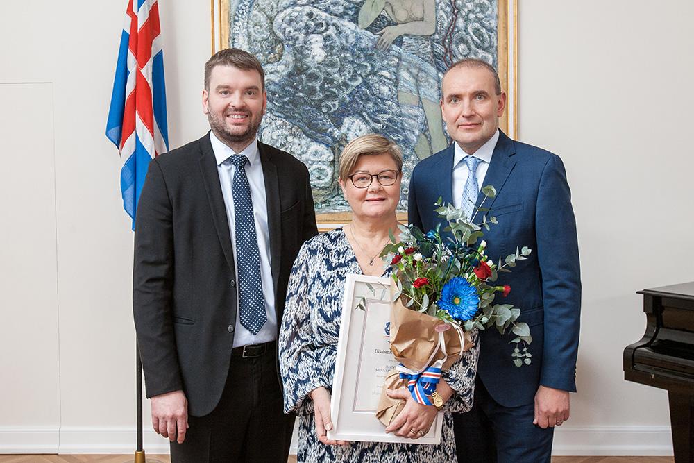 Elísabet Ragnarsdóttir ásamt Ásmundi Einari Daðasyni mennta og barnamálaráðherra og Guðna Th. Jóhannessyni forseta.