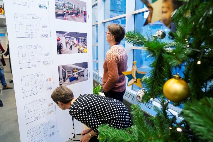Fólk að skoða sýningu.