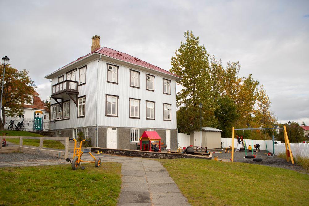 Starfsstöðin Tjarnarborg sem tilheyrir leikskólanum Tjörn