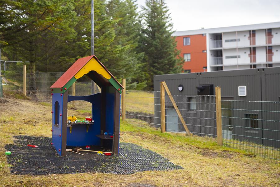 Lítið hús á leiksvæði leikskólans Ævintýraborgar við Nauthólsveg