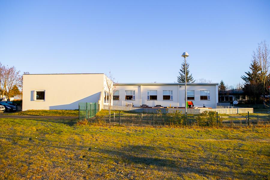 Leikskólinn Árborg séð frá útisvæði.