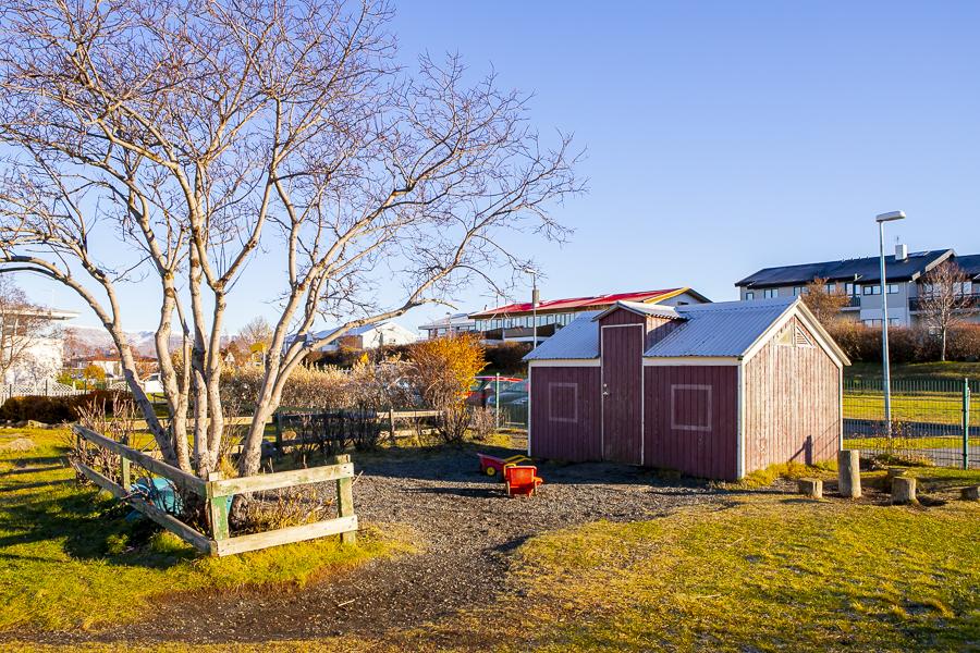 Leiktæki á lóð Ártúnsskóla.