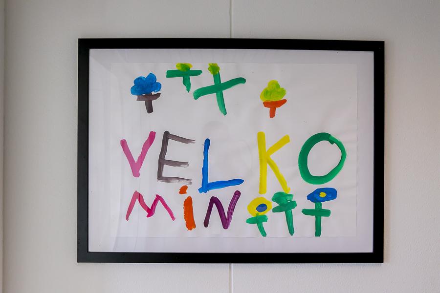 "Velkomin" málverk á vegg inni í Ártúnsskóla.