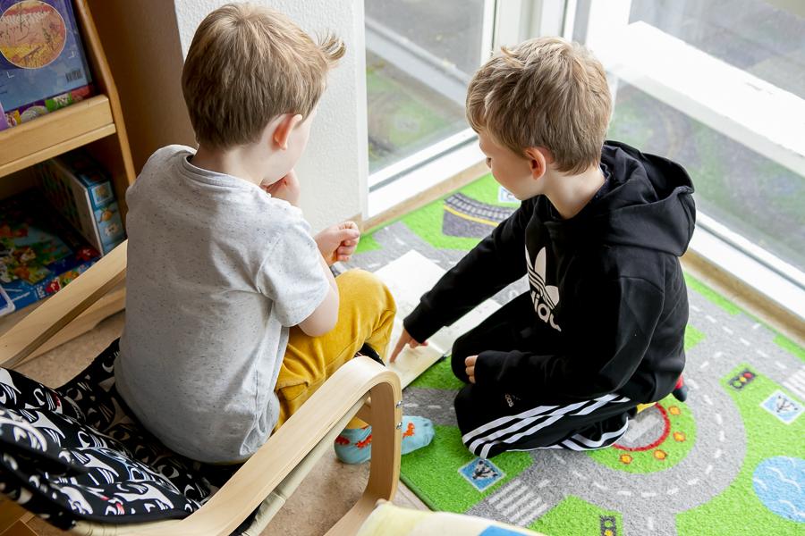 Börn að skoða bók á leikskólanum Brekkuborg