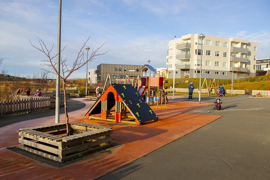 Leiktæki á lóð Dalskóla.