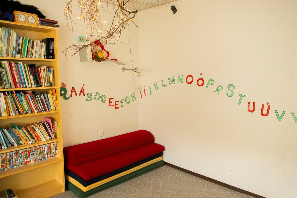 Reading corner inside at Drafnarsteinn.