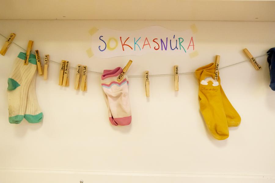 Sokkar á snúru og merking fyrir ofan sem á stendur Sokkasnúra.