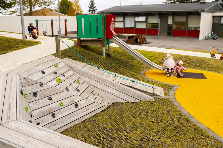 Children and playground equipment on Seljaborg's grounds.