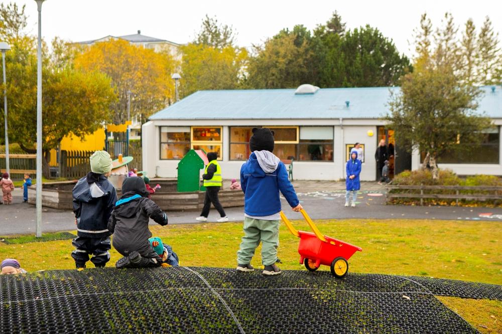 Börn að leik á leikskólalóð Stakkaborgar.