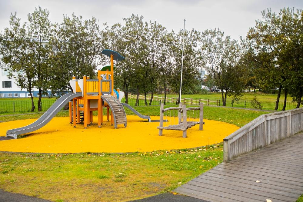 Leiktæki á leikskólalóð Stakkaborgar.