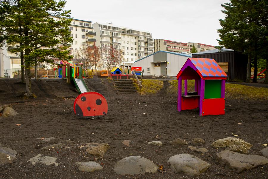 Leiktæki á lóð Suðurborgar.
