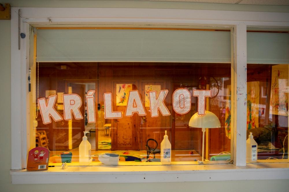 Window looking into the Krílakot classroom at Miðborg Preschool on Barónsstígur