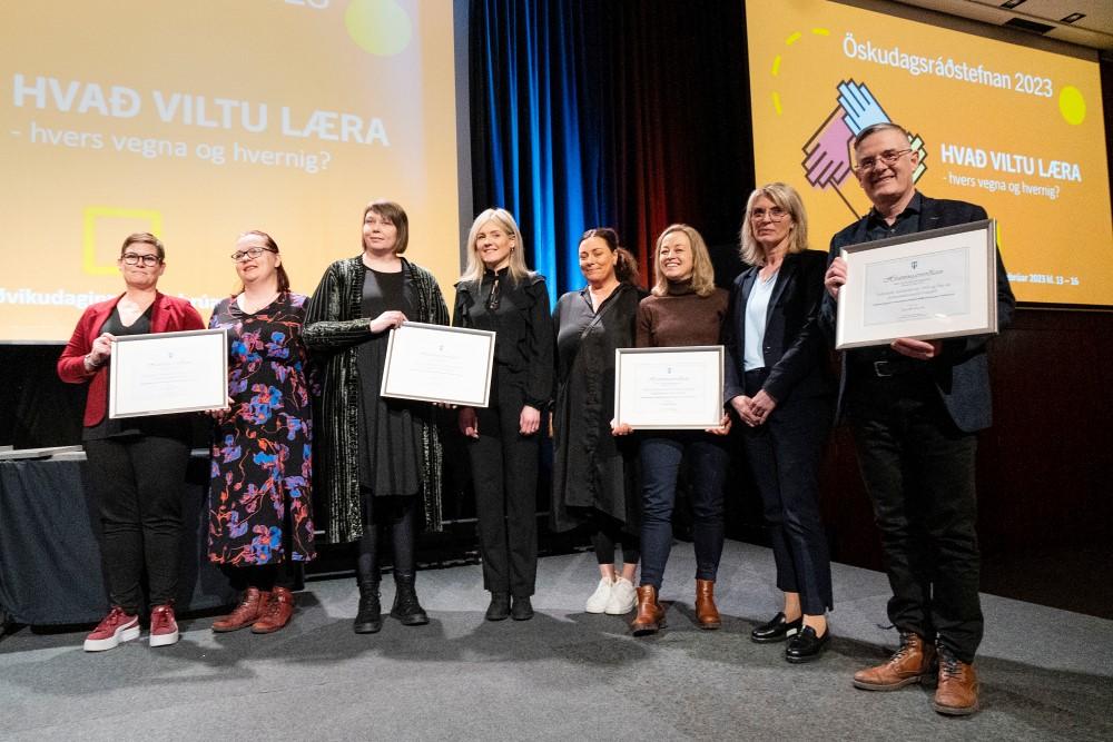 Fellaskóli, leikskólinn Holt, leikskólinn Ösp og frístundaheimilið Vinafell taka við viðurkenningu fyrir verkefnið Málþroski og læsi í Fellahverfi.