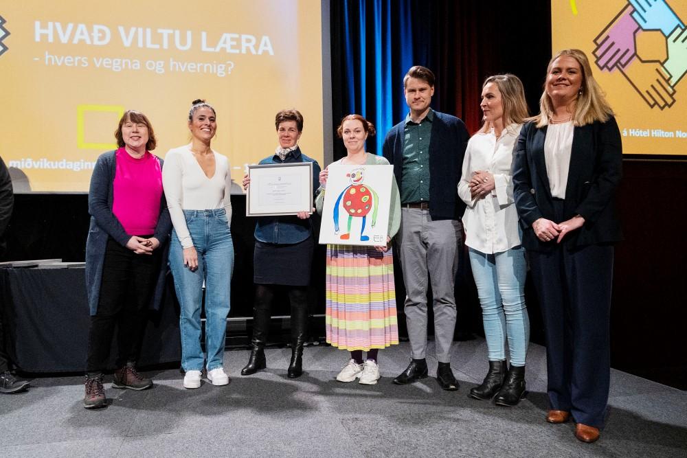 Háteigsskóli tekur við hvatningarverðlaunum fyrir verkefnið Menntun hugar og hjarta – nemandinn sem manneskja.