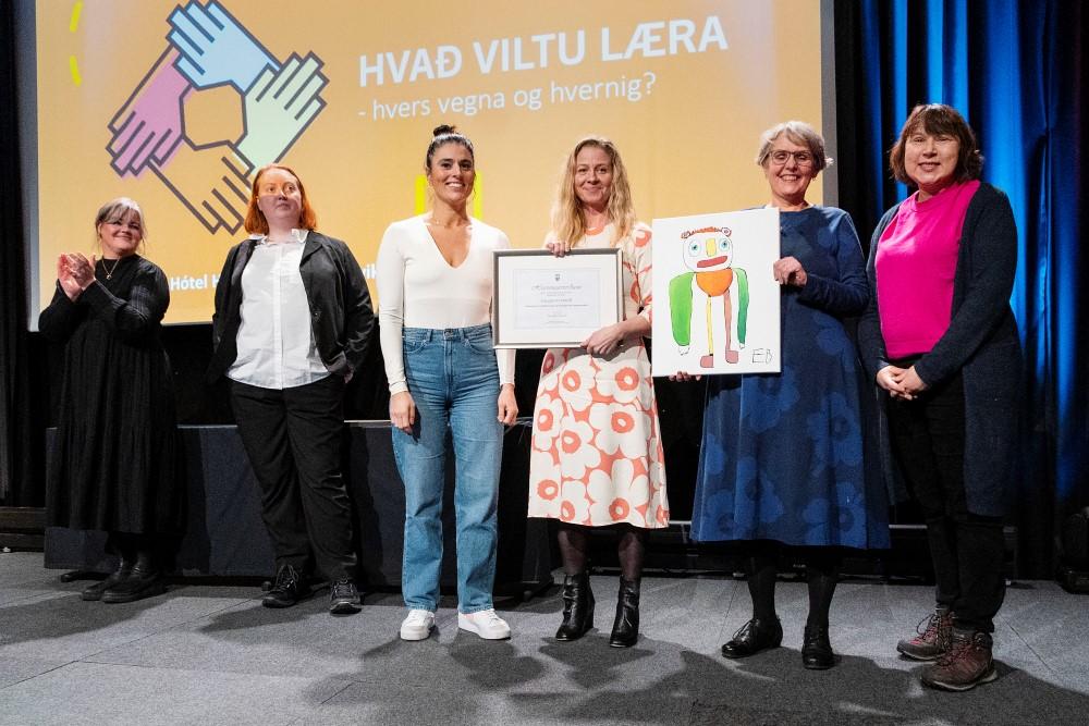 Laugarnesskóli tekur við hvatningarverðlaunum fyrir verkefnið Lista- og menningarráð Laugarnesskóla.