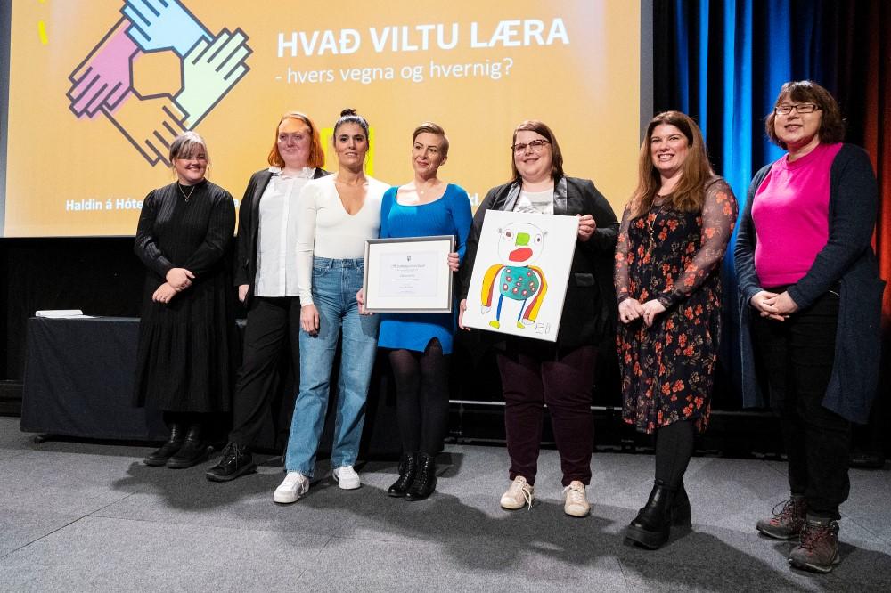 Fulltrúar Víkurskóla taka við verðlaunum fyrir verkefnið Regnboginn.