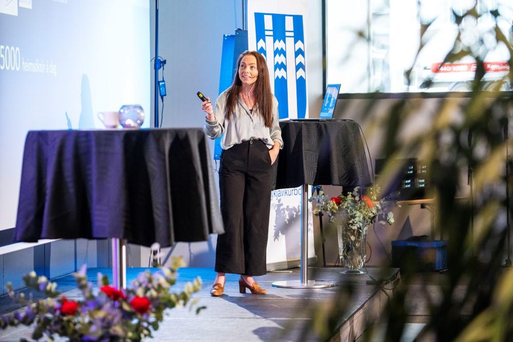 Vera Antonsdóttir með kynningu á fundi um Athafnaborgina 2023.