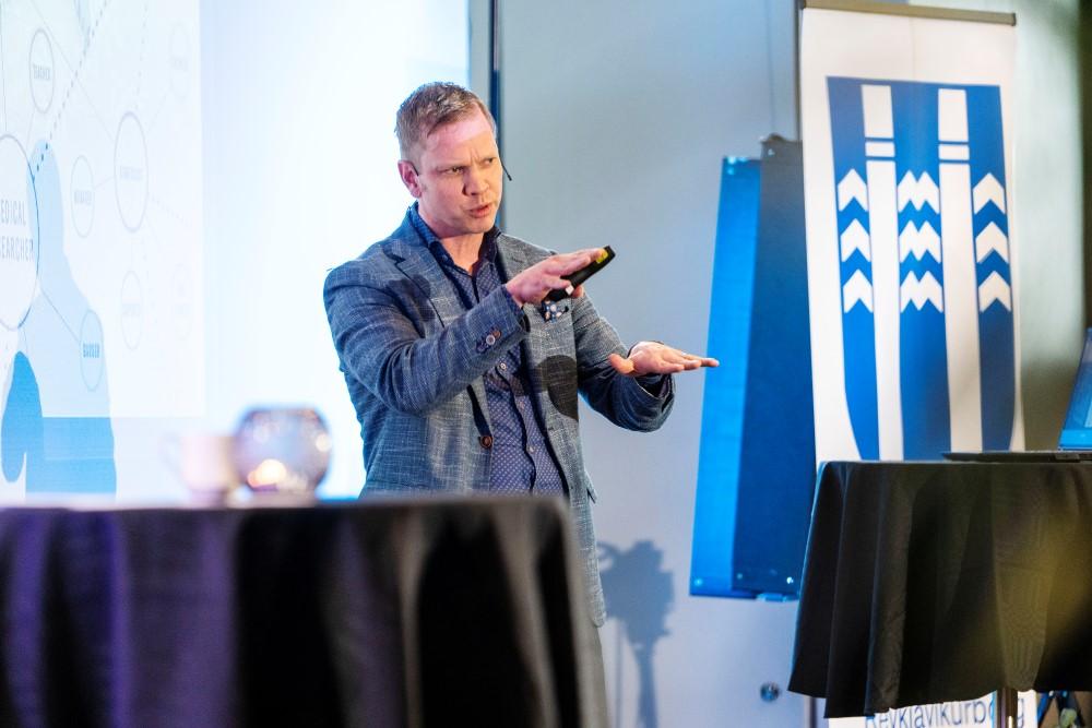 Óli Örn Eiríksson með kynningu á fundi um Athafnaborgina 2023.