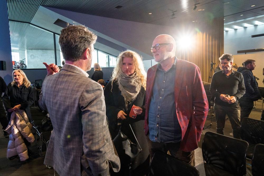 Borgarstjóri ræðir við gesti á fundi um Athafnaborgina 2023.
