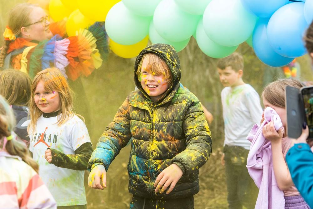 Krakkar í Regnbogahlaupi Tjarnarinnar 2023.