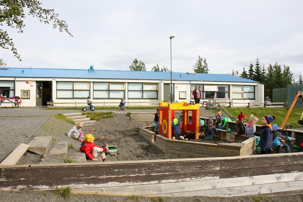 Children and playground equipment on Hraunborg's grounds.