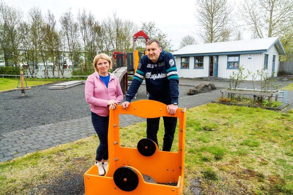 Halyna Halapats og Andrii Khomenskyi, dagforeldrar í Breiðholti við aðstöðu sína í gamla gæsluvallarhúsinu við Arnarbakka.