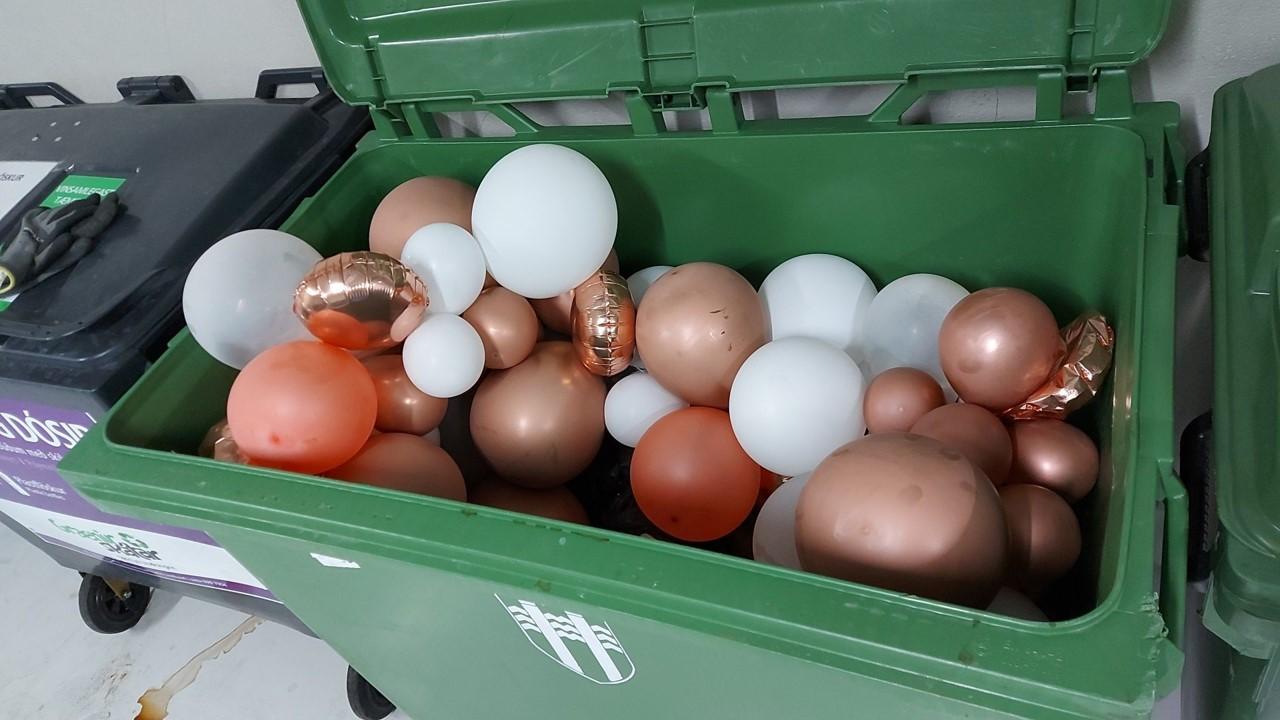 Uppblásnar blöðrur í sorpíláti.