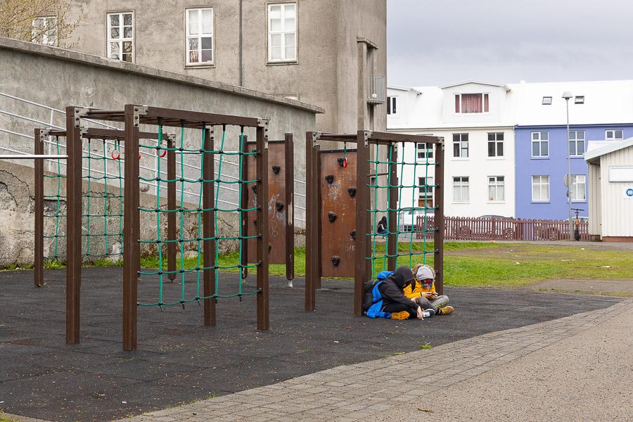 Klifurgrindur og börn á útisvæði Draumalands frístundaheimilis