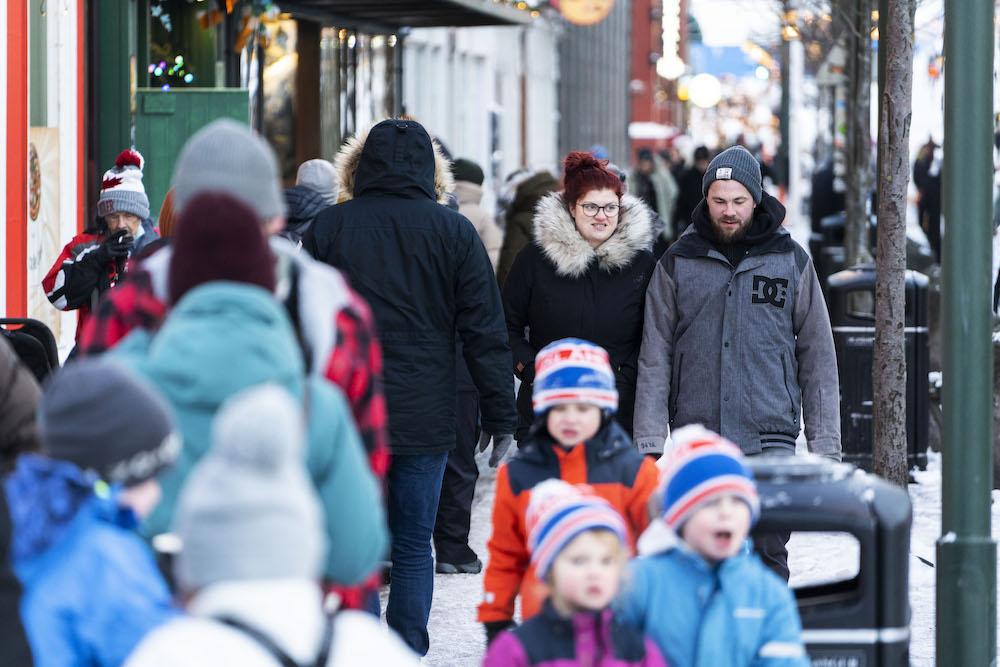 Fólk á ferli í Austurstræti á björtum vetrardegi.
