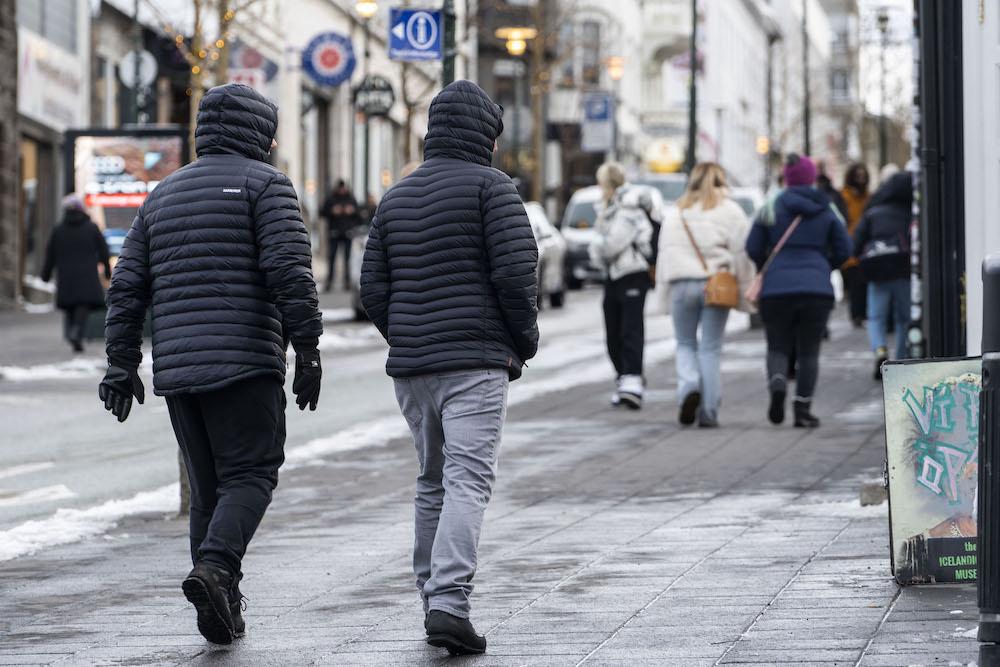 Fólk á ferli í Bankastræti að vetri til.
