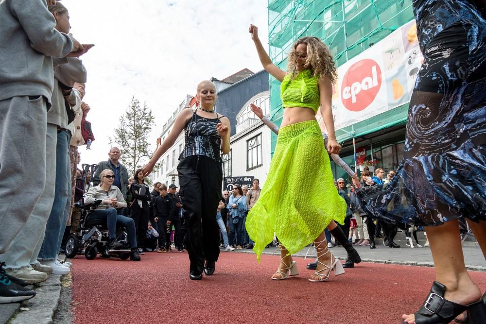 Dansarar á göngugötunni Laugavegi og fjöldi áhorfenda.